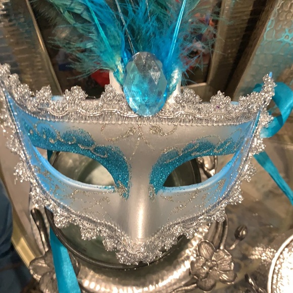 Halloween Mask with feathers - Picture 2 of 2